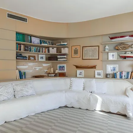 Above The Sea - Exclusive Seafront *